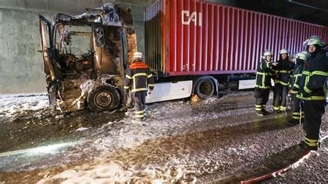 Verkehr Nach Lkw Brand In Elbtunnel Weiter Eine R Hre Gesperrt