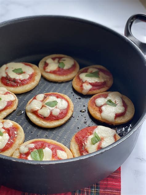 Pizzette Veloci In Padella Una Famiglia In Cucina