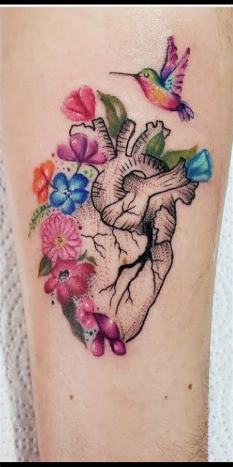 Tatuaje de corazón con flores Tatuajes creativos Tatuajes de corazón