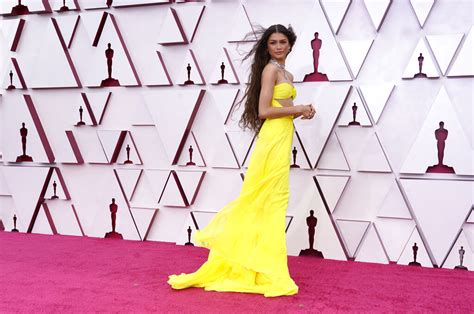 Zendaya Conquista Los Oscar 2021 Con Vestido Amarillo Valentino FOTOS