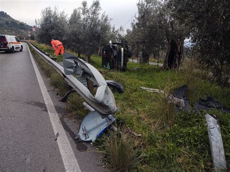 Incidente A Tivoli Evita Il Frontale Ma Sfonda Le Barriere E Si