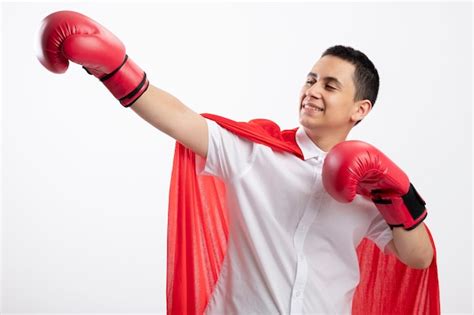 Garoto Jovem Super Her I Sorridente Capa Vermelha E Luvas Esticadas