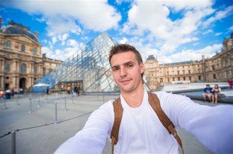 Feliz Joven Tomando Una Foto Selfie En Par S Francia Foto Premium