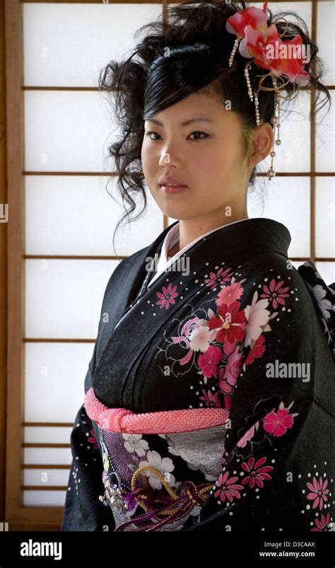 Belle 19 Year Old Japanese Girl Wearing Furisode Traditionnelles Manches Kimono Avec Spring