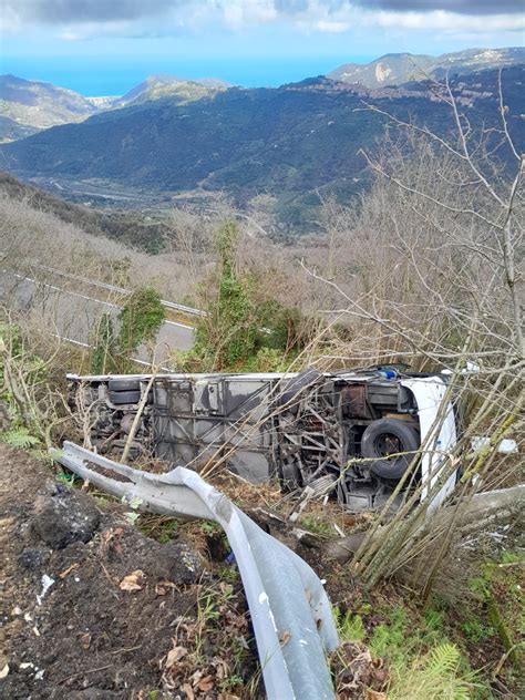 Tragedia Sfiorata A Sinagra Pullman Di Turisti Finisce Fuori Strada