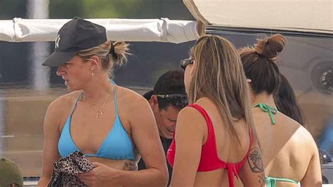 La Selección Española Femenina de fútbol en bikini y en un barco en Ibiza