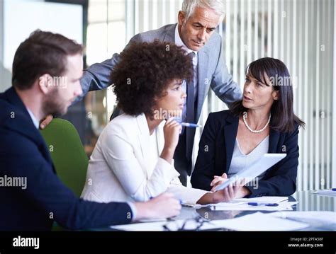 Travailler en équipe Un groupe de collègues d affaires se réunit dans