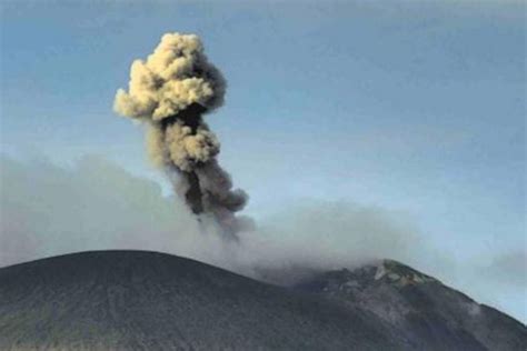 Gunung Ile Lewotolok Ntt Meletus Kali Disertai Lontaran Lava Pijar