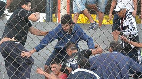 Violencia En El Fútbol Argentino Pelea Entre Seguidores Del Quilmes Y