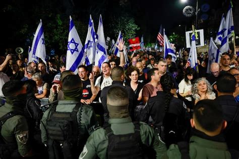 Protesters outside Israeli PM Netanyahu’s house as anger grows - The ...