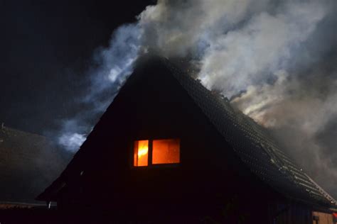 Dachstuhl Von Einfamilienhaus In Quickborn Brennt Lichterloh Feuerwehr