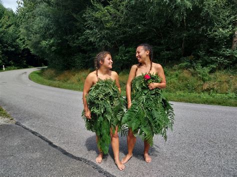 Nues ces deux femmes se lancent le défi insolite de traverser la