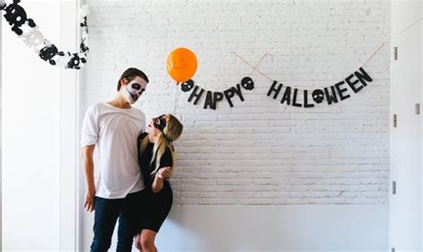 9 Lazy Couples Halloween Costumes For The Couple Who Dgaf