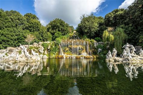 Vista De La Fuente De Diana Y La Gran Cascada En Los Jardines Del