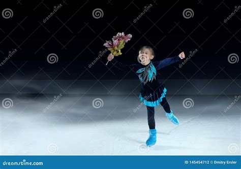 Patinador Art Stica Da Crian A No Fundo Escuro Da Arena Do Gelo Foto De