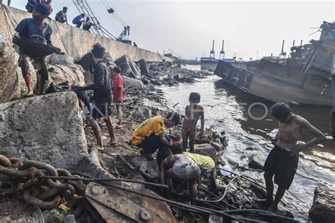 Anak Anak Mencari Besi Bekas Dari Sisa Belah Kapal Antara Foto