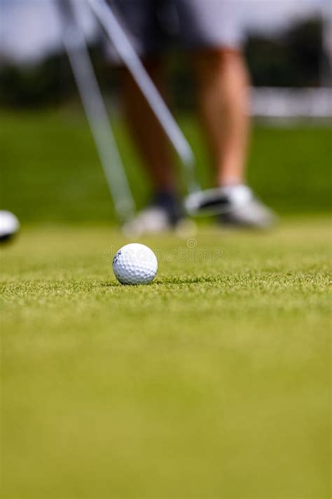 Tiro Vertical De Una Pelota De Golf Blanca Y Una Persona Con Fondo