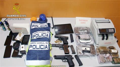 La Guardia Civil Desmantela Un Piso Franco Ocupado En Alguazas Con Armas Drogas Y Chalecos De