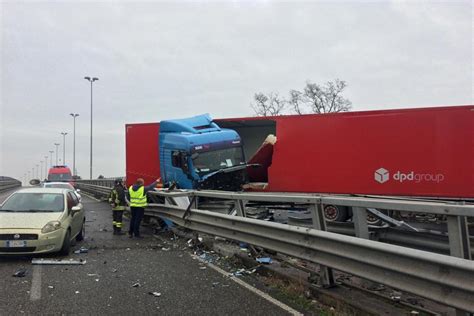 Monza Perde Il Controllo Del Tir E Finisce Contro Il Guardrail Morto