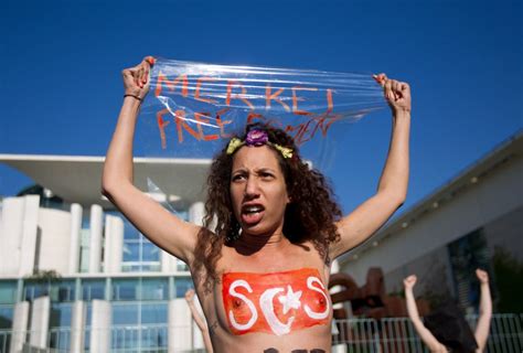 Femen Aktivistinnen Demonstrieren Oben Ohne Vor Dem Kanzleramt Der