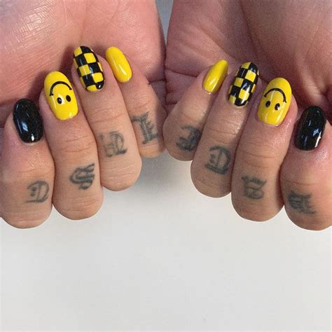 5 Smiley Face Nail Art Designs Pilar Rubio