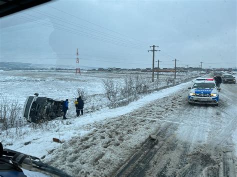 Un microbuz a părăsit partea carosabilă și a ajuns într un șanț în