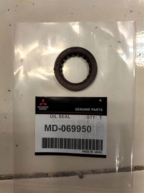 OIL SEAL OLI SEAL BALANCER KIRI MITSUBISHI TRITON PAJERO SPORT L200