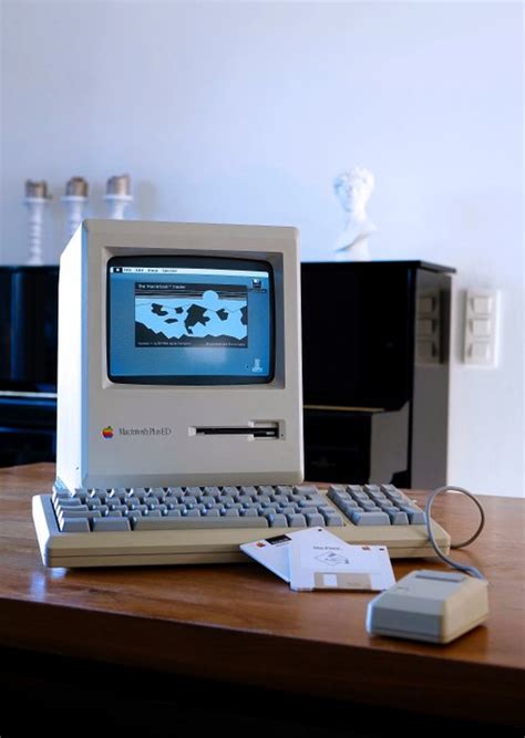 Apple - Apple Macintosh PLUS [ED] 1 MB - ondertekend door - Catawiki