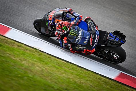 Maverick Viñales se estrena con Aprilia gracias a un error de Pecco