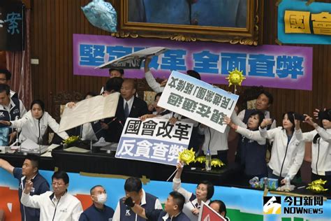 最後一招！綠委朝主席台丟「藍垃圾」 韓國瑜動怒「安靜一下！」 政治快訊 要聞 Nownews今日新聞