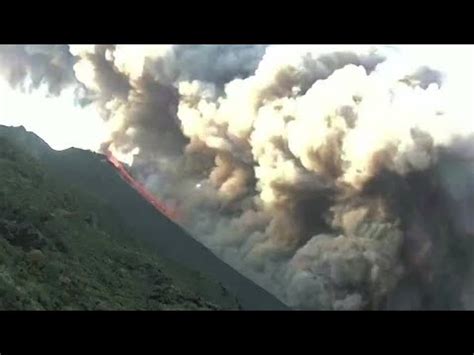 Italy S Stromboli Volcano Erupts Youtube