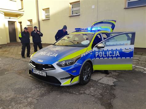 Mogileńscy policjanci otrzymali nowy radiowóz Kia Ceed w nowych