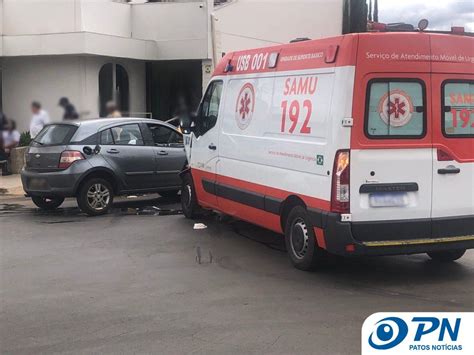 A Caminho De Acidente Ambulância Do Samu Bate Em Carro E Moto