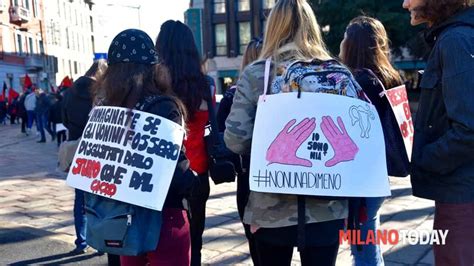 Milano Marzo Di Protesta Manifestazione Delle Femministe Per La