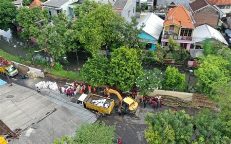 Gerak Cepat Pemkot Surabaya Perbaiki Pelapis Tanggul Jebol Penyebab