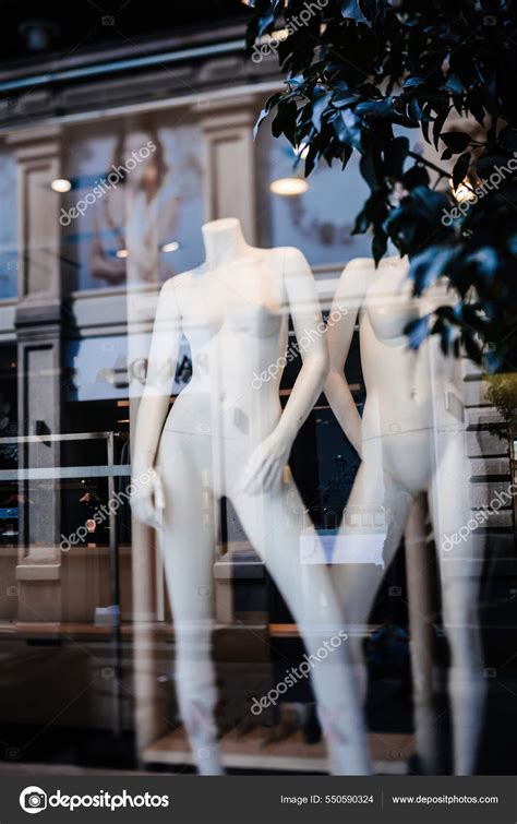 Silhuetas Nuas De Manequins Sem Cabe As Em Uma Vitrine De Uma Loja