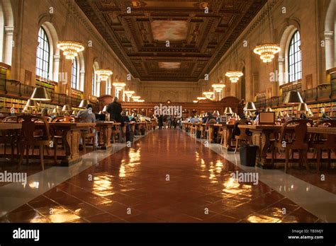 Die Leute Lesen Und Studieren Im Lesesaal In Der New York Public