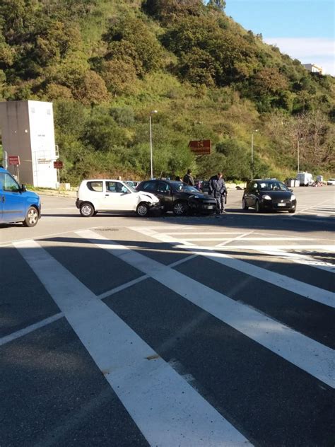 Messina Ennesimo Incidente Allo Svincolo Di Giostra Auto Distrutte