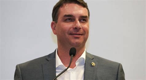 Não vamos desistir do nosso Brasil diz Flávio Bolsonaro https t