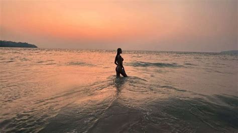 Disha Patani Sets The Internet On Fire In Bikini In Middle Of The Sea Fans Say Global Warming