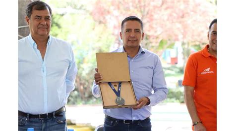 Presenta Mundo Tlatehui playera y medalla oficial del medio maratón del