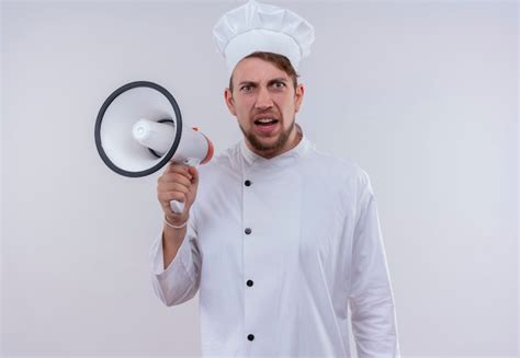 Um Jovem Chef Barbudo Vestindo Uniforme De Fog O Branco E Chap U