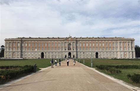 Reggia Di Caserta Restaurata La Facciata Via Le Impalcature Guarda