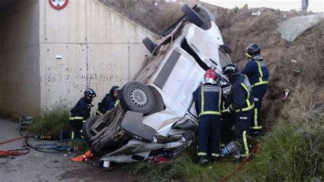 Muere El Conductor De Una Furgoneta Tras Precipitarse Por Un Barranco A