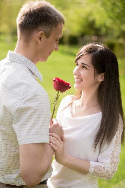 Hombre Enamorado Dando Una Rosa A Su Novia Descargar Fotos Gratis