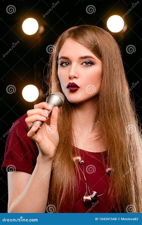 Portrait De La Belle Femme Blonde De Sourire Attirante Chantant Dans Le