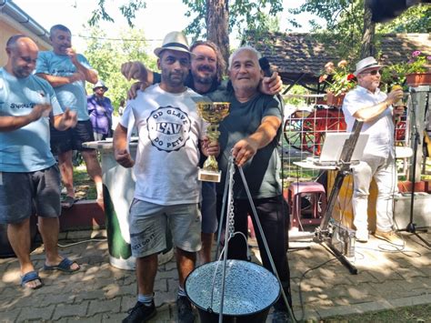 Veliki Broj Kotli A I Posetilaca Na Paprika Ijadi U E Kom Selu