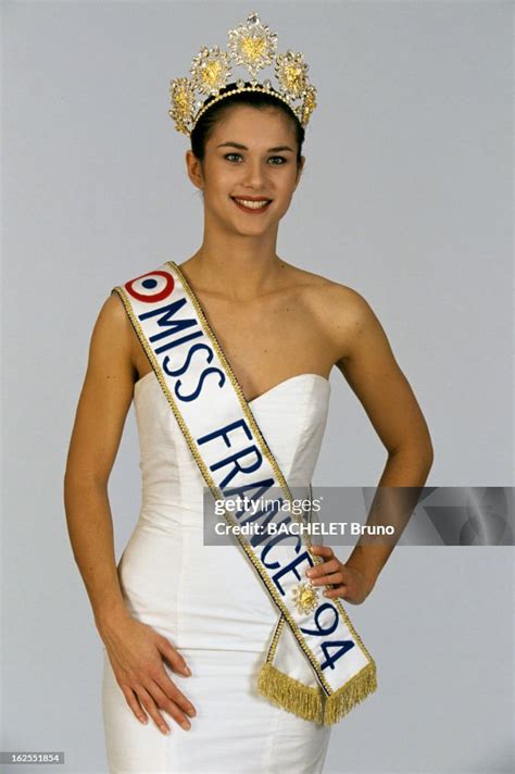 Valerie Claisse Elected Miss France 1994 Portrait En Studio De News