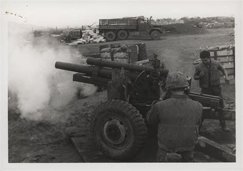 105mm Howitzer Blast, 1968 | Vietnam war photos, History war, Vietnam war