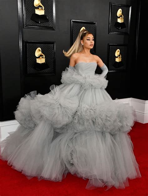 These Are The Grammy Fashion Looks That *Really* Stood Out On The Red Carpet | Abiti casual ...